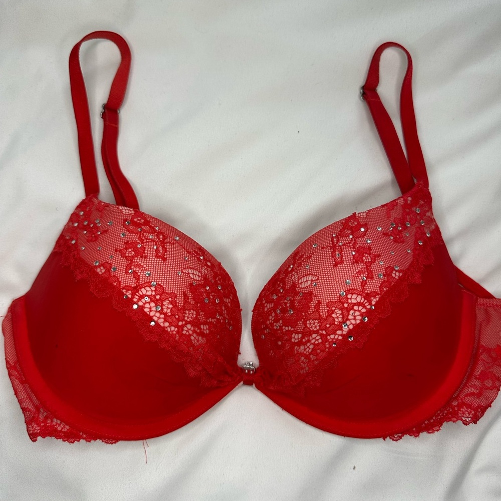 VICTORIA’S SECRET red lace push up bra